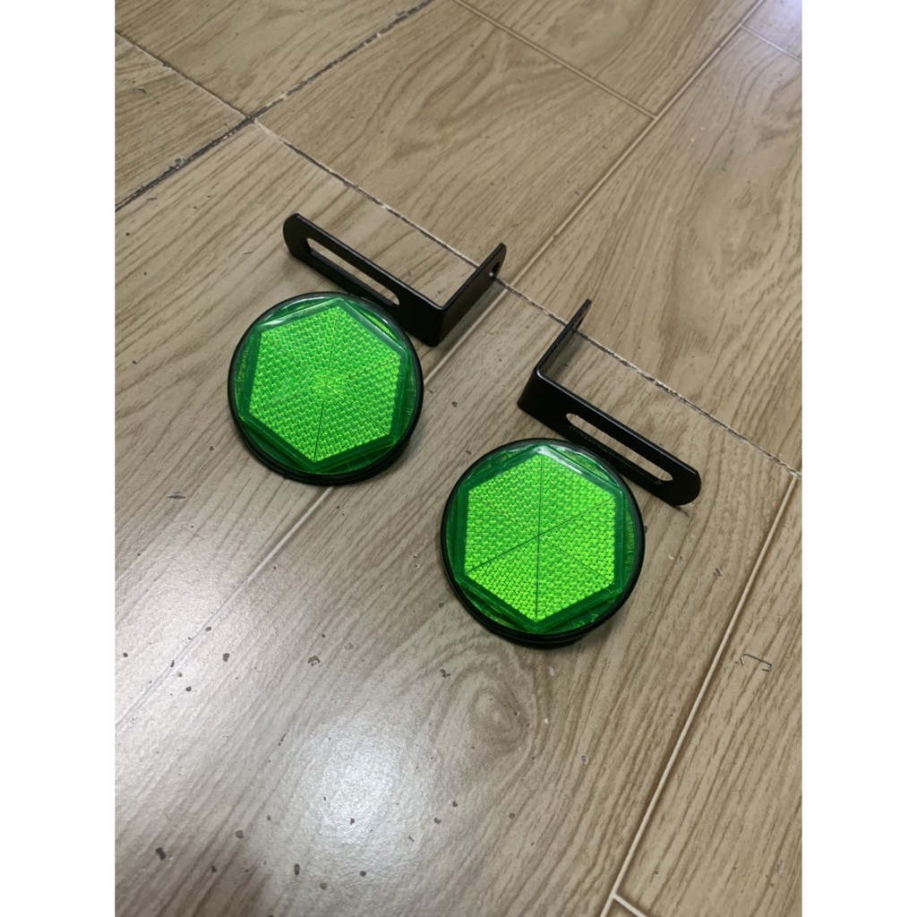 mắt mèo gắn dè bảng số kiểu 6 cạnh bas sắt màu xanh lá