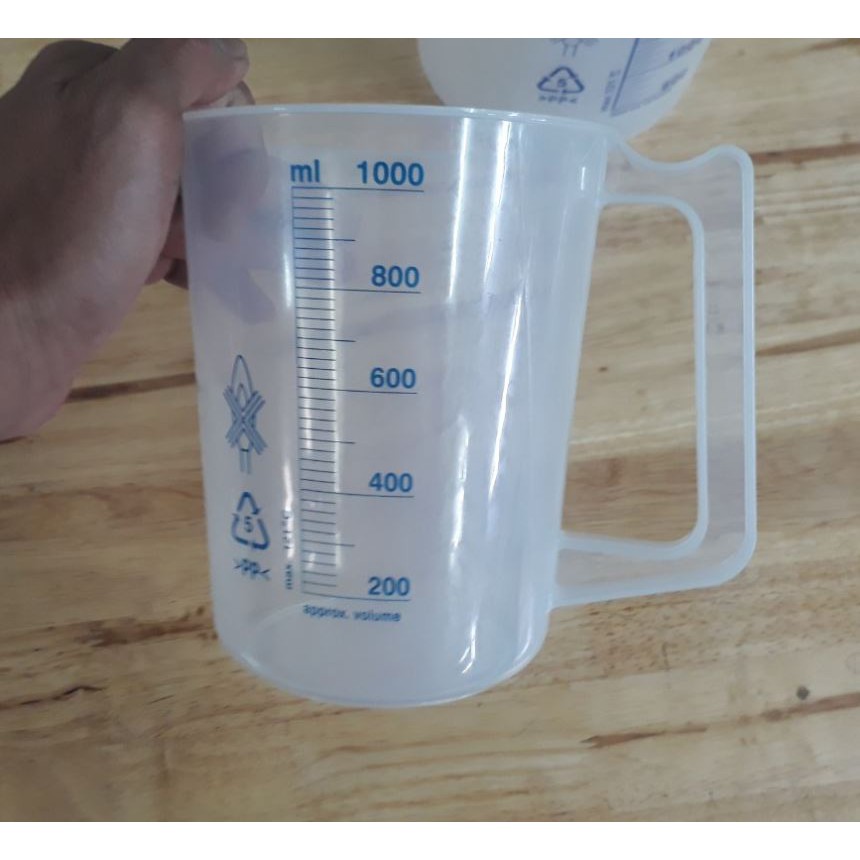 Ca nhựa chia vạch xanh có quai 1000ml