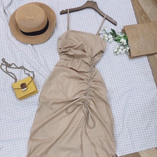 Đầm 2 dây rút hông màu nude.