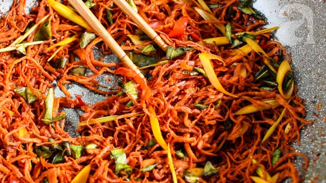 KHÔ GÀ SẢ ỚT hoặc KHÔ GÀ CAY LÁ CHANH 50G ( cay vừa ) thương hiệu Ánh Sao | BigBuy360 - bigbuy360.vn