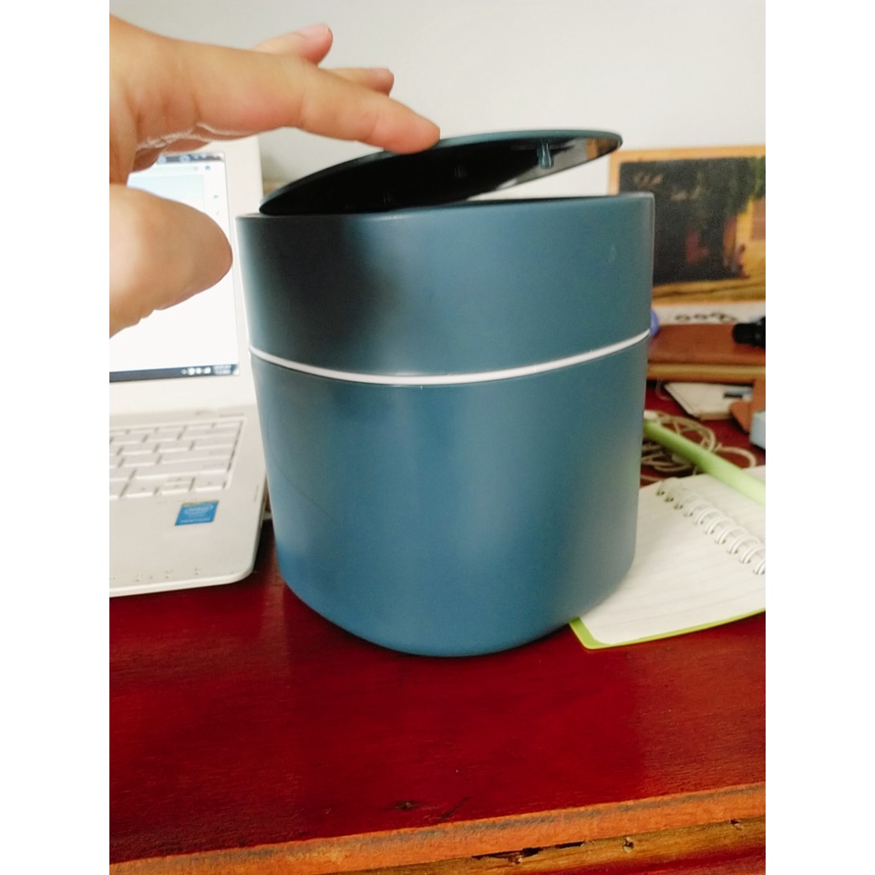 Thùng rác mini, phong cách châu âu, nắp bật tự động, tháo lắp túi rác dễ dàng.