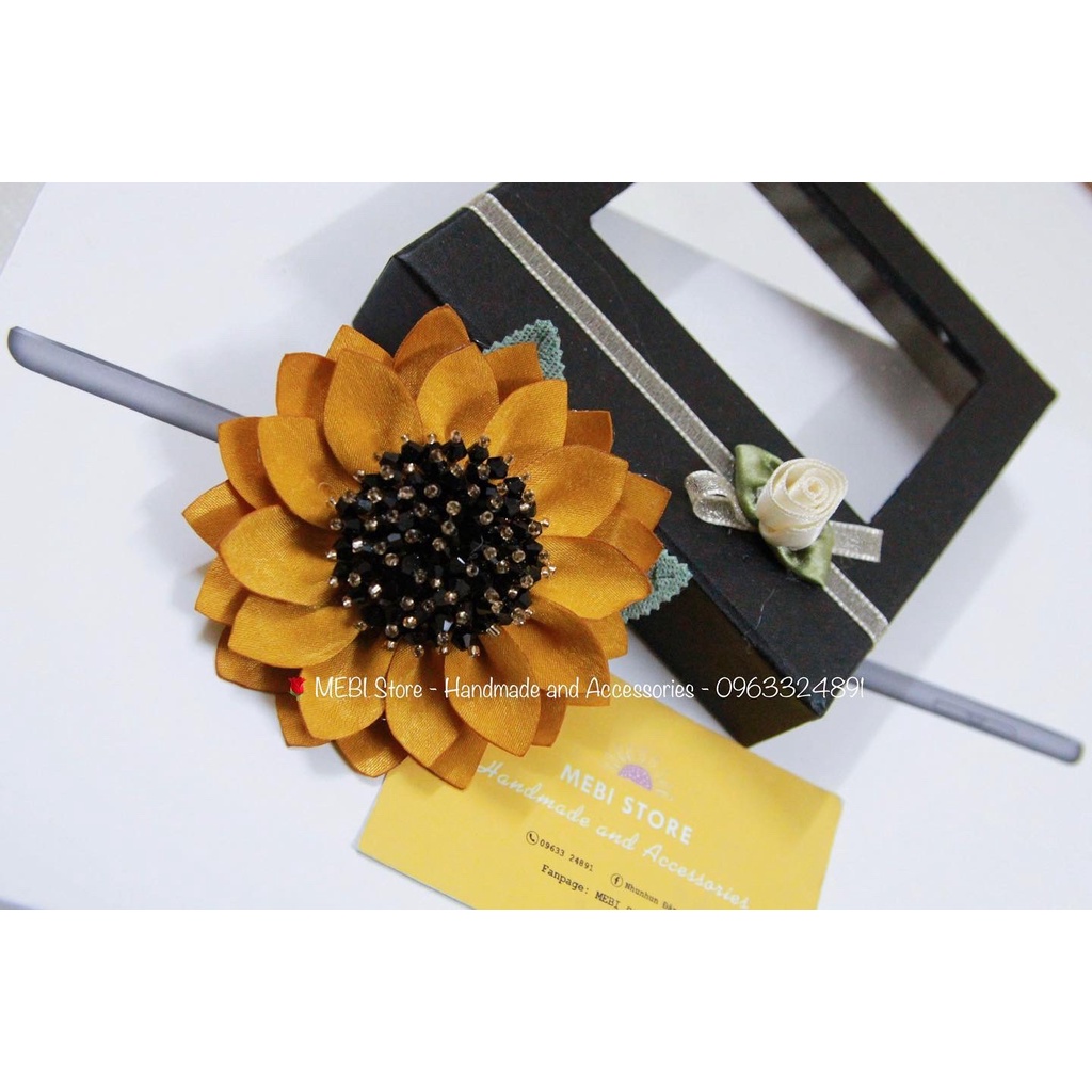 Hoa cài áo handmade MEBI mẫu hoa hướng dương nhụy pha lê đen