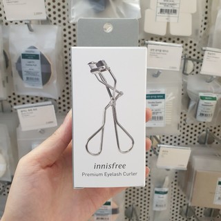 Kẹp bấm mi Innisfree Premium Eyelash Curler.