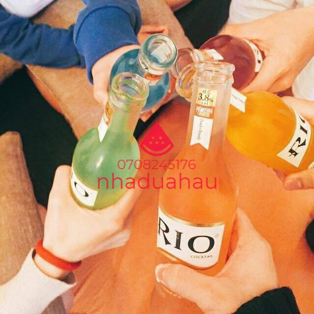 Một chai nước ép Cocktail trái cây Rio Hongkong chai thủy tinh 275ml