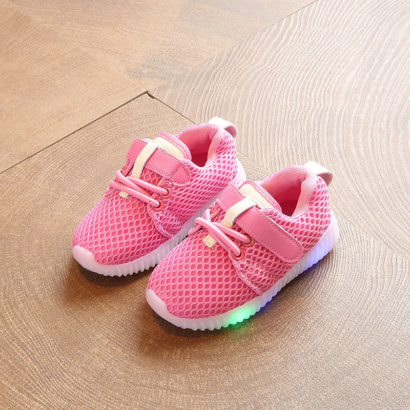 Giày sneaker có đèn led dành cho các bé