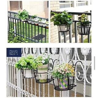 Giỏ sắt đựng chậu hoa treo ban công