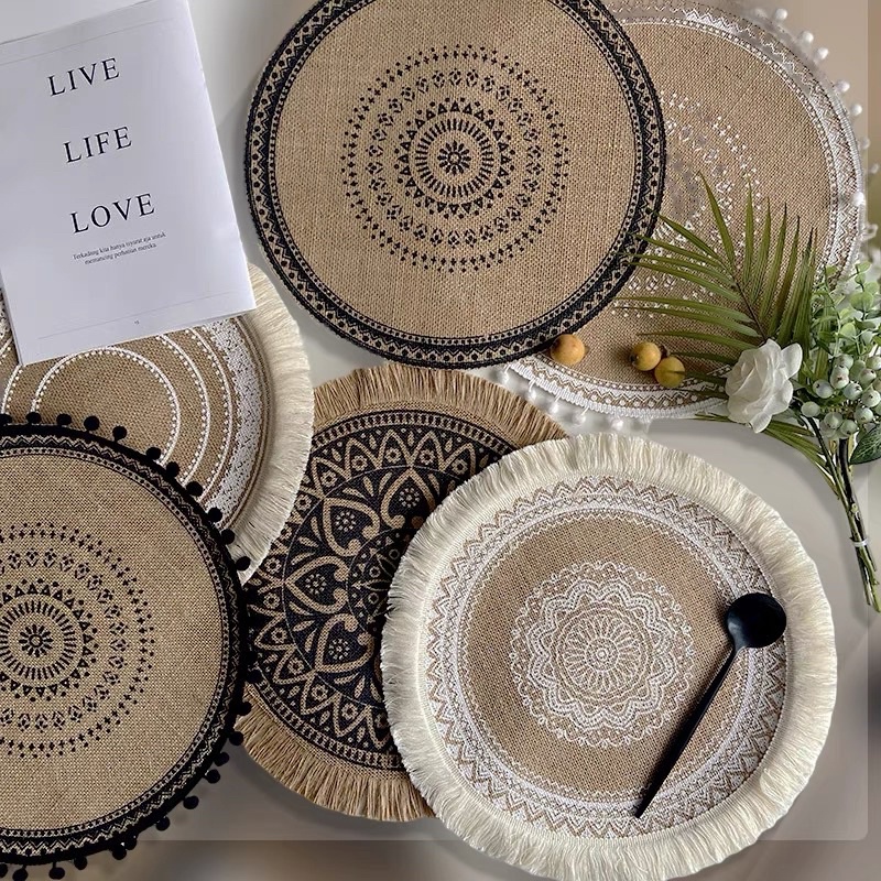 Thảm cói thổ cẩm có ren lót bàn ăn, trang trí decor phong cách vintage