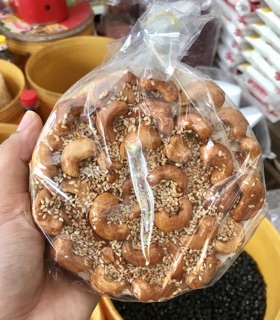 1 BỊCH KẸO HẠT ĐIỀU TÂY NINH (1 BỊCH 2 MIẾNG)(ĐKÍNH 12CM)