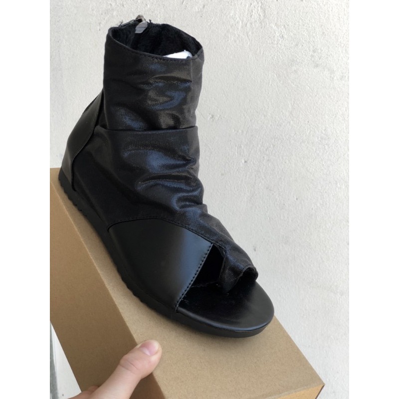 Boot Nữ Cổ Cao Đế Độn Trong 3 Phân Hở Mũi Xỏ Ngón Chất Da Phối Nhung mềm Cực Xinh 393 | BigBuy360 - bigbuy360.vn