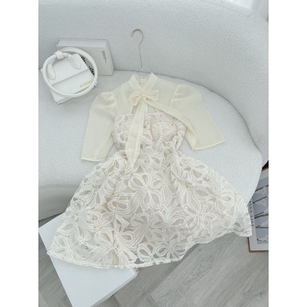 ĐẦM REN KEM THẮT NƠ NGỰC CUT OUT PHỐI VOAN