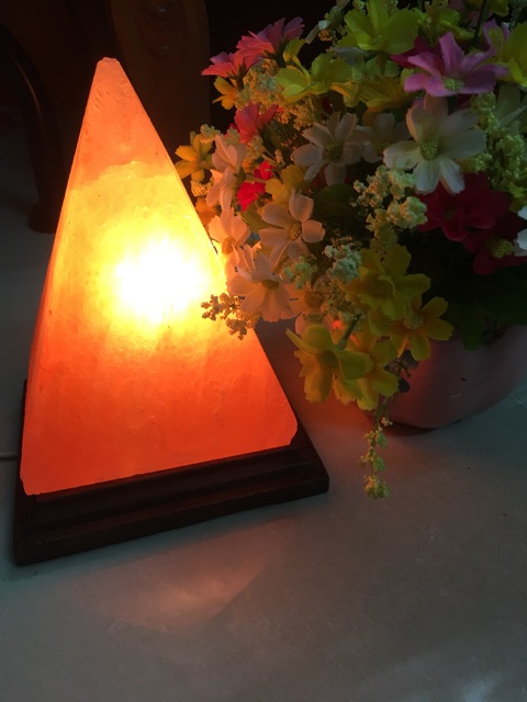 Đèn Đá Muối Chế Tác Kim Tự Tháp - Đèn Phong Thuỷ Thu Hút Tài Lộc!