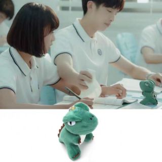 Móc khóa hình khủng long nhồi bông của Lâm Tinh Thần trong phim Thời gian và em đều thật ngọt ngào