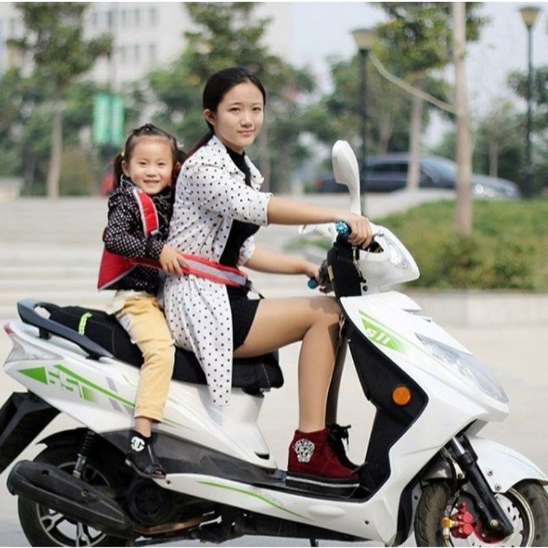 Đai đi xe máy an toàn cho bé