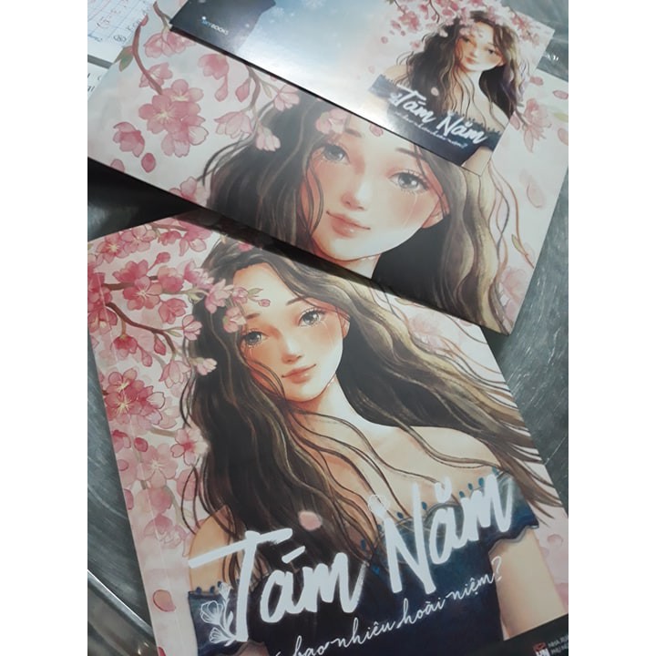 Sách - Tám Năm Có Bao Nhiêu Hoài Niệm - Tặng kèm Postcard + Bookmark + Sổ Tay