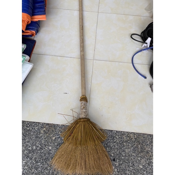 Chổi rơm quyét nhà cán gỗ dài 140 cm