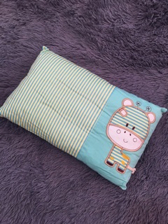 Gối matxa trẻ em. Vỏ cotton, ruột bông. Ảnh chụp thật