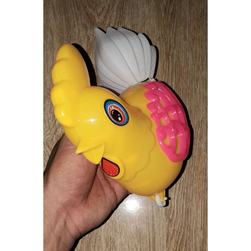 Một chú gà chạy dây rút có đèn bằng nhựa rất đẹp