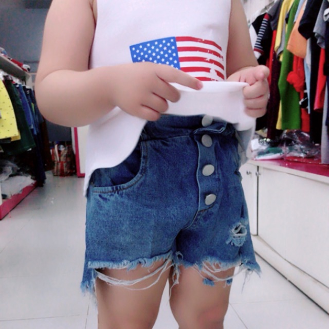 Quần jeans rách bụi bặm chất quá chất nha các mẹ ơi . Nhanh tay đặt hàng hay Ib để SHOP tư vấn Size cho bé nha các mẹ ơi