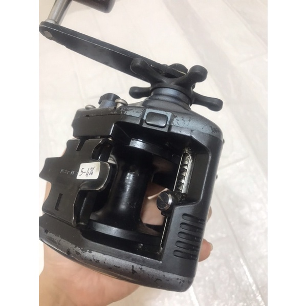 Máy câu biển nội địa tay phải