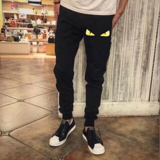 Quần jogger con mắt Fendi