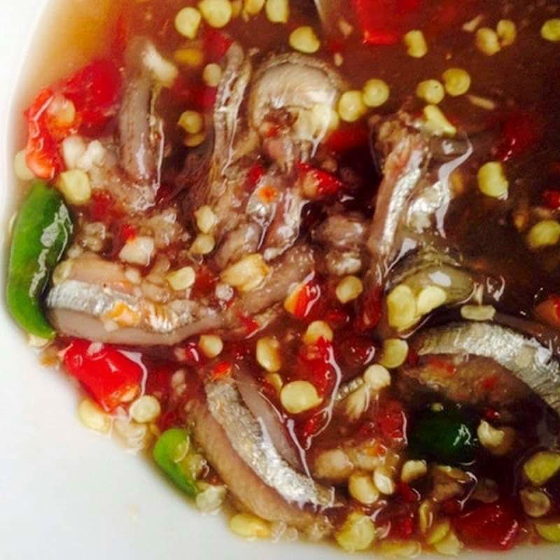 Mắm cá cơm nguyên con 1 chai gần 400gr y hình