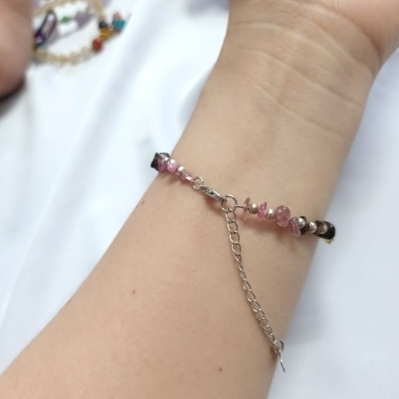 Vòng tay đá tourmaline vụn thô thanh tẩy mic kèm charm bạc đẹp