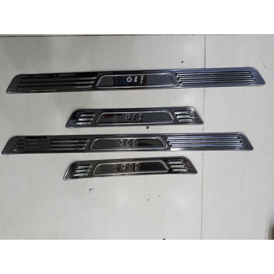 Ốp Bậc Chân, Nẹp Bước Chân Xe Huyndai Grand I10 2023-2021 Mẫu Titan, Carbon Cho Bản Hatback và Sedan Cao Cấp