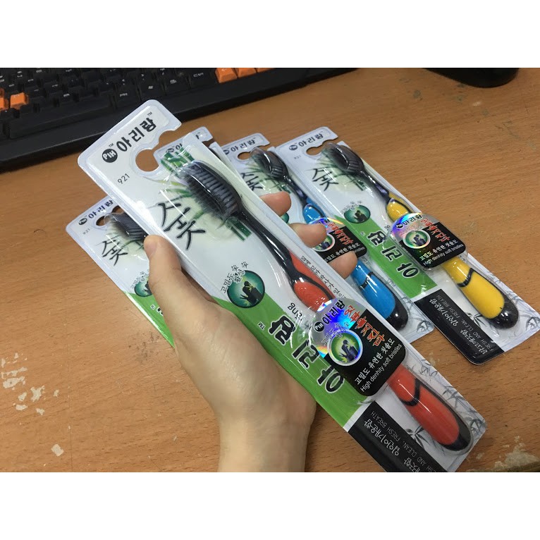 Bàn chải đánh răng than hoạt tính giúp chải răng sạch, loại bỏ mảng bám