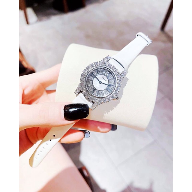 Đồng hồ nữ Chopard mặt đính đá, dây da mềm.