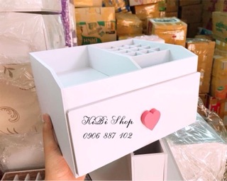 Kệ mỹ phẩm trắng mini 25cm núm tim
