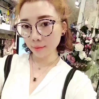 Kính trắng , gọng kính