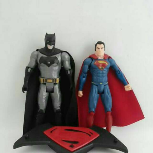 Thảm Lót Bàn Ăn In Biểu Tượng Batman Versus Superman Plus