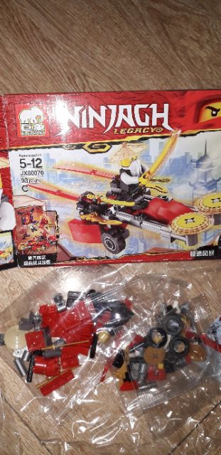 Lắp ráp 1 hộp LegoNinja 80070 có nhiều chi tiết bằng nhựa ABS