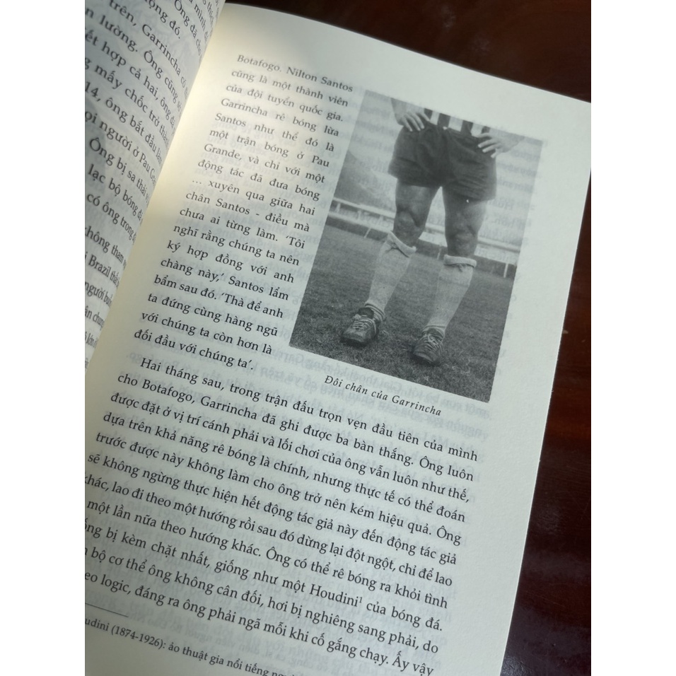 Sách - Bóng Đá Lối Sống Brazil – Alex Bellos – Mai Chí Trung dịch – Phoenix Books – bìa mềm