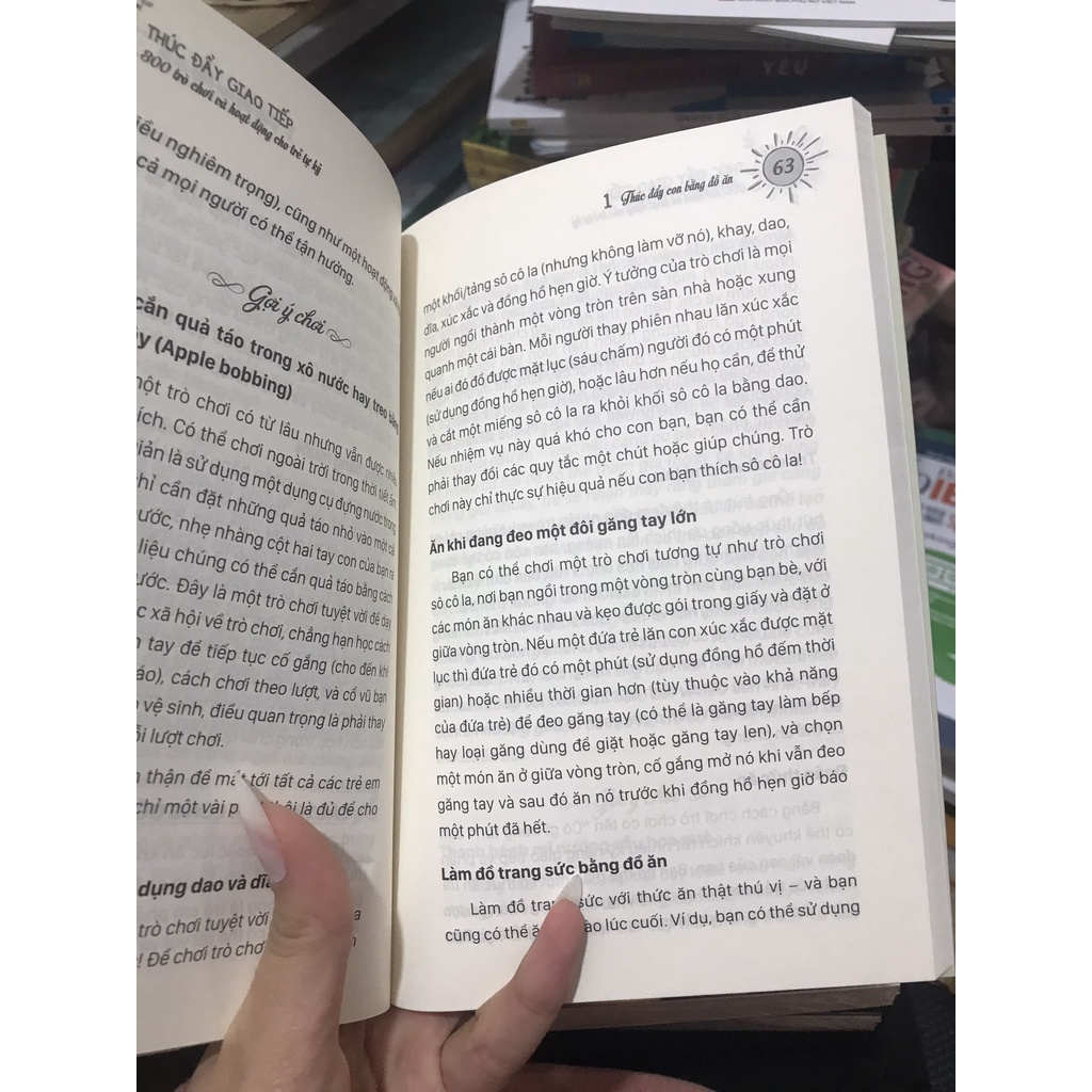 Sách - Thúc đẩy giao tiếp 300 trò chơi và các hoạt động cho trẻ tự kỷ ( NXB Phụ nữ )