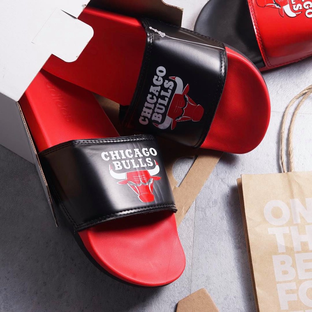 Dép quai ngang Plus Chicago cực êm với thiết kế hơi #ngầu cho ae