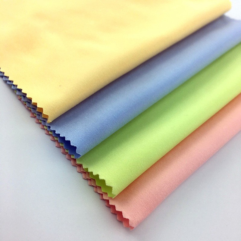 Khăn lau ống kính điện thoại bằng sợi microfiber (màu ngẫu nhiên)