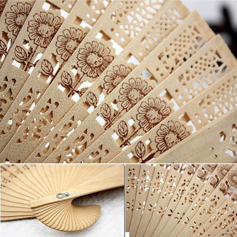 Quạt gỗ đàn hương dùng để trang trí oản, trang trí ngày tết và làm đạo cụ chụp ảnh