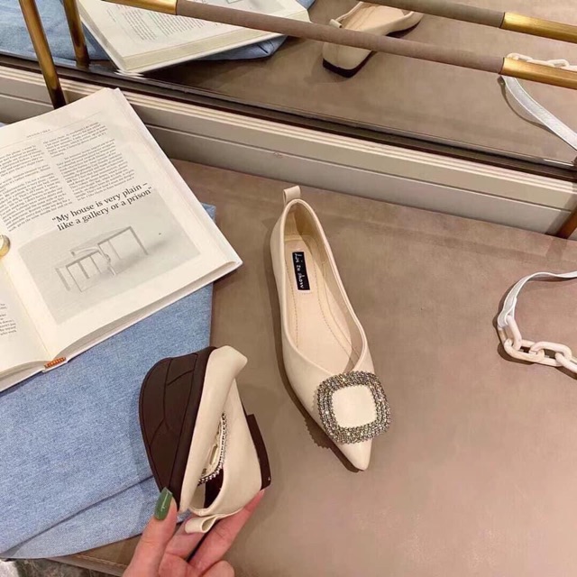 Giày búp bê mũi nhọn nơ đá da mềm đen be