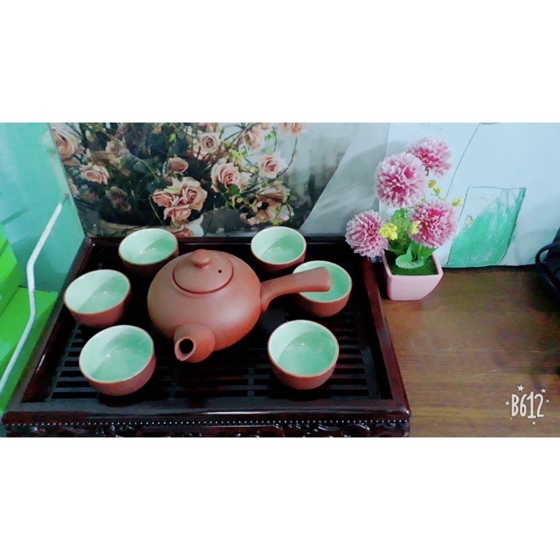 Khay Trà su dung de am chen  bằng nhựa  giả  gỗ  có  chân   khắc họa tiết hàng  đẹp  chất lượng đảm bảo