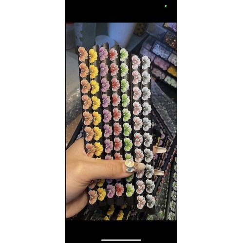 Hoa bột ôm móng tay chân