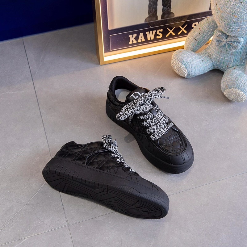 Giày thề thao màu đen hot hit hàng cao cấp fullbox