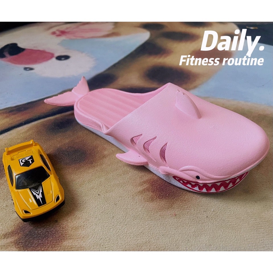 Dép đi trong nhà hình cá mập sáng tạo cho cả gia đình