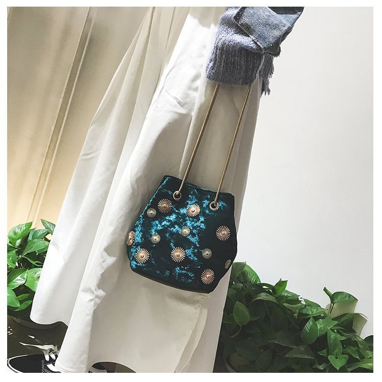 Túi đeo vai IELGY chất liệu nhung phối dây xích thời trang