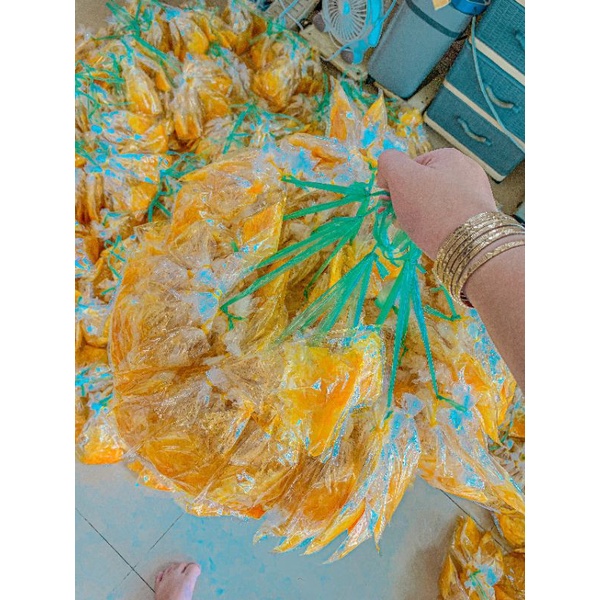 Bánh tráng xâu dầu muối vàng tuổi thơ .