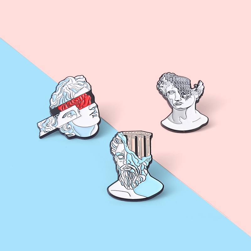 Ghim cài áo hình điêu khắc thần Ky Lạp cổ đại