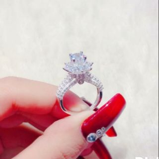 Nhẫn bạc ý nữ đá cao như kim cương.