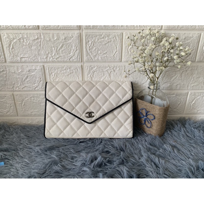 Thanh lý clutch Chanel trắng