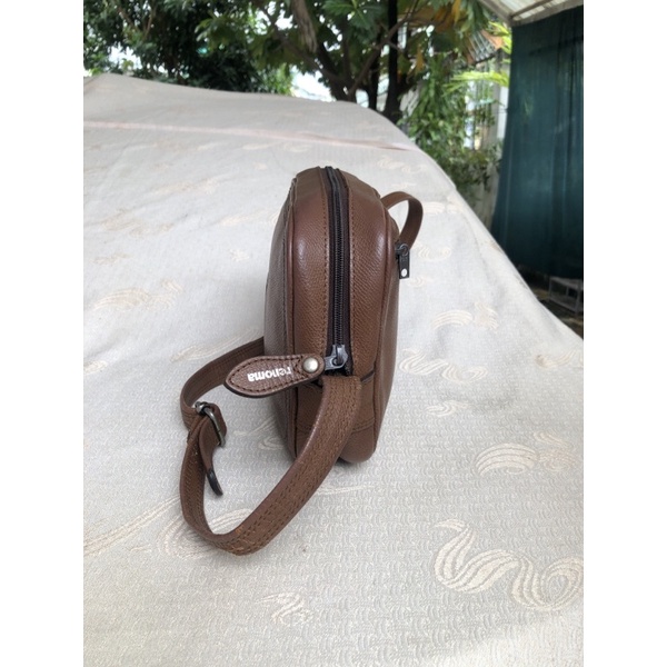 Túi có lỗi nhẹ rạn da dây quai. Khách vui lòng xem hình nếu muốn biết thêm thông tin sản phẩm mời khách vô chat. Thanks.