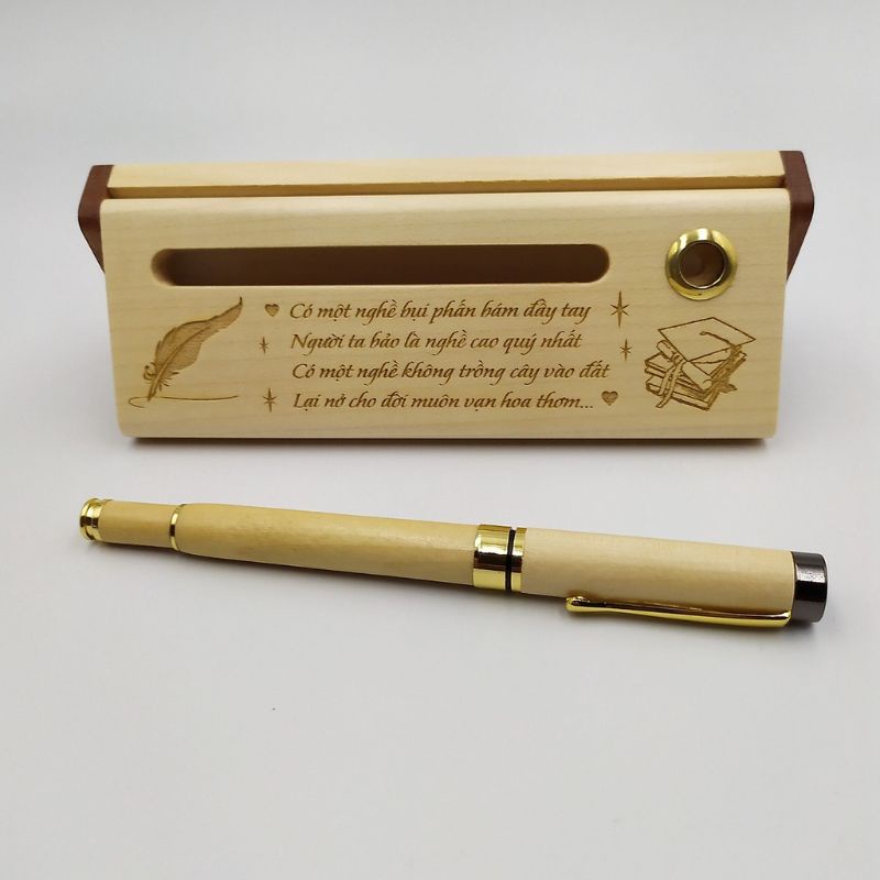 Bút gỗ nắp khắc tên, logo, câu chúc theo yêu cầu